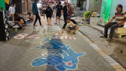 Jelang HUT Kemerdekaan Ke 78, Pemuda Petemon 4 RT 03 RW 14 Bergotong Royong Memasang Bendera Warna Warni dan Menghias Jalan