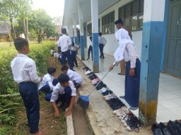 SMPN 1 Cimanggu Kelas 7D Diberikan Pendidikan Karakter Operasi Bersih (Opsih) 