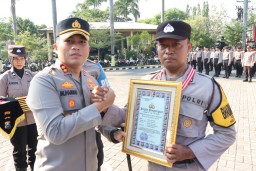 Kapolres Nganjuk Pimpin Upacara Kenaikan Pangkat Pengabdian Sekaligus Beri Reward Anggota Berprestasi