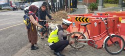 Aksi Mulia Polisi di Kota Malang, Membantu Gadis Cilik Pelajar SD di Jalan Raya