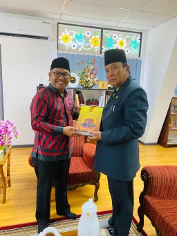 Kepala BKPSDM Kayong Utara,Jumadi Gading Terima Cendramata Buku Adat Pusat Sejarah Brunei