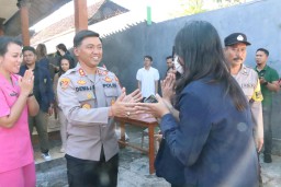 Kapolres Bersama Ketua Bhayangkari Cabang Jembrana Berikan Bantuan Vaksinasi Rabies di Desa Berangbang