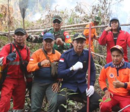 Dandim 1206/Psb Bersama Bupati Kapuas Hulu Terjun Langsung Tangani Karhutla