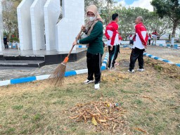 Lapas Narkotika Kelas IIA Pamekasan Gelar Giat Bersih-Bersih Taman Makam Pahlawan Dalam Rangka Hari Kemenkumham RI