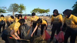 Polwan Polda Bali Laksanakan Giat Bersih Pantai Dalam Rangka Hari Jadi Polwan RI ke - 75