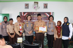 Polwan Polres Pelabuhan Tanjung Priok Goes to Scholl, Ajak Pelajar Bijak Bermedsos di Era Digital