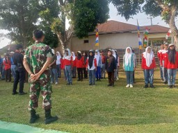 Menjelang HUT RI Ke 78 Tahun 2023 Danramil Kecamatan Cimanggu Beserta Beberapa Anggota Latih Paskibraka Siswa Siswi SMK Dwi Pura Bangsa 