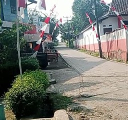 Sambut HUT RI ke-78, Masyarakat Kampung Cicalung RT 03 RW 04 Kelurahan Kadomas Antusias Pasang Bendera Merah Putih