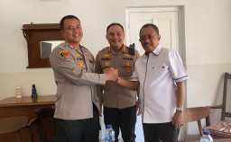 Akhiri Kesalahpahaman Kabag Ops Polrestabes Surabaya dan Wawali Armudji Saling Berjabat Tangan 