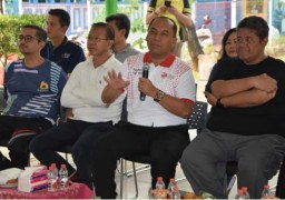 Uus Kuswanto Pimpin Kegiatan Bersih Bersih di RPTRA Utama, Cengkareng