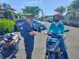 Warga Lega, Sebelum Uji Praktik SIM Diberi Pencerahan Oleh Petugas Satpas Colombo Surabaya