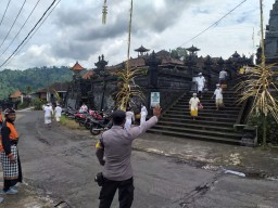 Polsek Pekutatan Pantau Pengamanan di Hari Raya Kuningan 