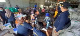 Dokpol Polres Jembrana Relawan Kemanusiaan Bagi Sembako dan Periksa Kesehatan Pemilah Sampah di TPA Peh