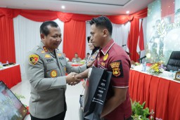 Kapolda Jatim Beri Penghargaan Dua Anggota Polres Bangkalan