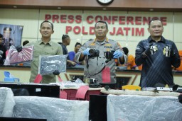 Polda Jatim Berhasil Amankan Tujuh Tersangka Komplotan Pembobol Rumah Lintas Provinsi 