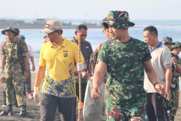 Dalam Rangka HUT Kota Negara ke-128 dan Kemerdekaan RI ke-78, TNI-POLRI Gotong Royong Bersihkan Sampah di Sirkuit All In One