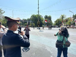 Wakasat Lantas Polrestabes Surabaya Pimpin Upacara Pengibaran Bendera Merah Putih di HUT RI ke-78