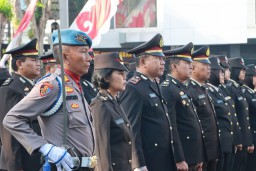 Polrestabes Surabaya Gelar Upacara HUT RI ke-78 dengan Khidmat Serta Beri Penghargaan Kepada Polri Yang Berprestasi