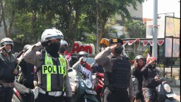 Detik-detik HUT RI ke- 78 di Simpang Empat Polisi Istimewa Surabaya