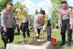 Polri Lestarikan Negeri, Polres Tulungagung Tanam Pohon Buah–buahan Secara Serentak