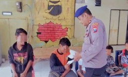 Cara Polisi di Bangkalan Beri Perhatian Terhadap Anak Jalanan Dalam Jum'at Curhat dan Berkah