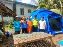 BPBD Jembrana bersama Bhabinkamtibmas Kelurahan Pendem Laksanakan Giat pantau Rumah warga Roboh