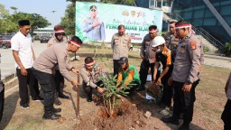Perbaiki Kualitas Udara, Polresta Bandara Soekarno - Hatta Gencarkan Penanaman Pohon