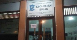 Arogan! Sikap Camat Bulak Surabaya Pinta Hp Awak Media Saat Meliput