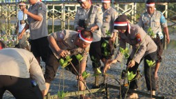 Cegah Abrasi Polisi Tanam Bibit Pohon Mangrove di Pantai Ekowisata Mangrove Lembung Pamekasan