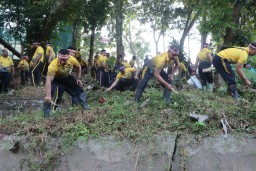 Kapolres Jembrana Pimpin Personil 144 Bersihkan Sungai Ijo Gading Dalam Rangka HUT Kemerdekaan RI ke-78