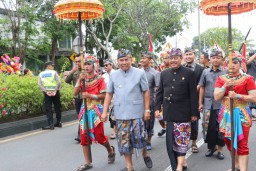 Kapolres Jembrana Hadiri Pawai Seni Budaya Peringatan HUT Kota Negara ke - 128 Kemerdekaan RI ke - 78