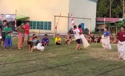 Keseruan Lomba Balap Karung di Dusun Tintin Kemantan Desa Hulu Pengkadan