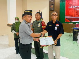 Bentuk Apresiasi, Kakanwil Kemenkumham Jatim Berikan Penghargaan Kepada Mitra Kerja Lapas Pamekasan