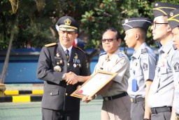 Kakanwil Kemenkumham Bali Berikan Penghargaan Kepada Mitra Kerja Pegawai Berprestasi