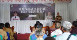 Bupati Kapuas Hulu Menyerahkan 102 Sertifikat Tanah di Desa Kedamin Darat