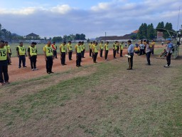Anggota Polres Tabanan Mengikuti Tes Kesjas di Lapangan Debes