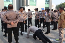Pimpin Apel Pagi, Waka Polresta Tangerang Cek Kerapian dan Sikap Tampang