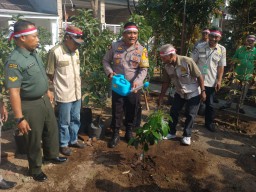 Kapolsek Rungkut Bersama Warga Lakukan Tanam Pohon Lestarikan Lingkungan