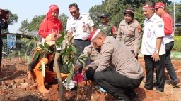 Polri Lestarikan Negeri dan Penghijauan Dini, Polres Metro Jakarta Timur Tanam 11.100 Bibit Pohon Secara Serentak