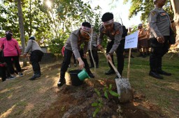 Polres Buleleng Penanaman Pohon Secara Serentak Peringati HUT RI ke -78 Bhakti Presisi Polri