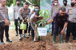 Polri Lestarikan Negeri dan Penghijauan Dini, Polres Pelabuhan Tanjung Priok Tanam Bibit Pohon