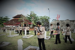 Ziarah Tabur Bunga ke Taman Makam Pahlawan Hari Jadi Polwan RI ke - 75 Polda Bali