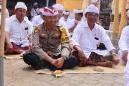 Kapolres Jembrana Giat Persembahyangan Mupuk Pedagingan Ngenteglinggih Pura Puseh Desa Penyaringan