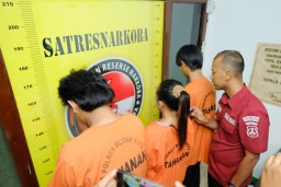 Ibu Rumah Tangga Empat Orang Anak Diringkus Satreskoba Blitar Karena Menjadi Kurir Barang Baram