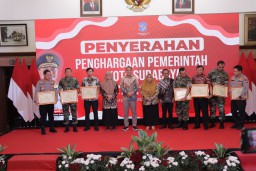 Kapolrestabes Surabaya Terima Penghargaan Dari Wali Kota Surabaya
