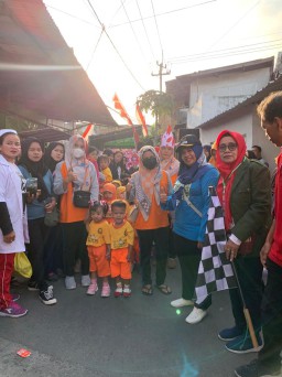 Dalam Rangka HUT RI ke-78 Lurah Simokerto Laksanakan Gebyar Jalan Sehat 