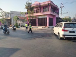 Anggota Polsek Benowo Giat Lakukan Urai Kemacetan dan Kriminalitas di Wilayah Binaannya