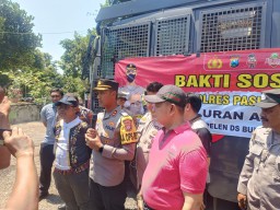 Tangani Dampak Elnino Polisi Beri Bantuan Puluhan Ribu Liter Air Bersih Untuk Warga Pasuruan