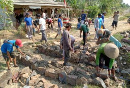 Giat Gotong Royong Bersama Pemerintah Desa Mekar Sari Kecamatan Panimbang Serta Warga Masyarakat