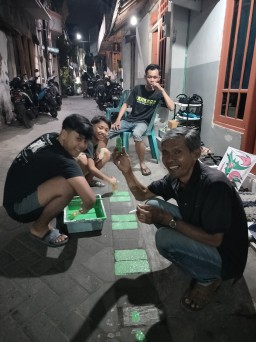 Sambut HUT Kemerdekaan RI, Ke-78 Warga RT 05 Banyu Urip Kidul Pengecatan Jalan Kampung